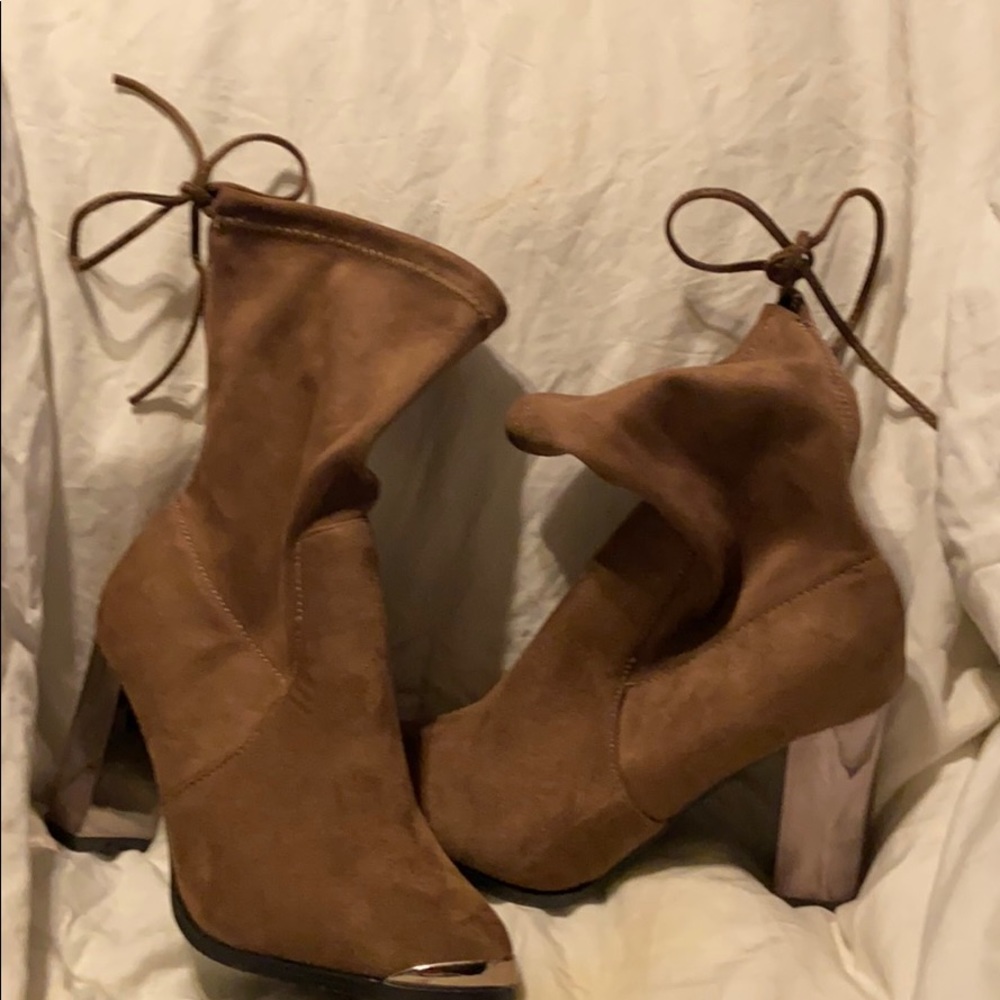 7 1/2 Catherine Catherine Malandrino suede boots
